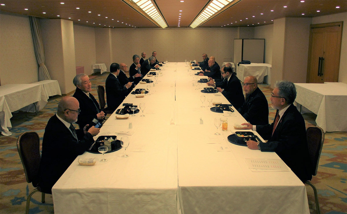 和気藹々とした会話が弾む国際宗教同志会2022年度納会