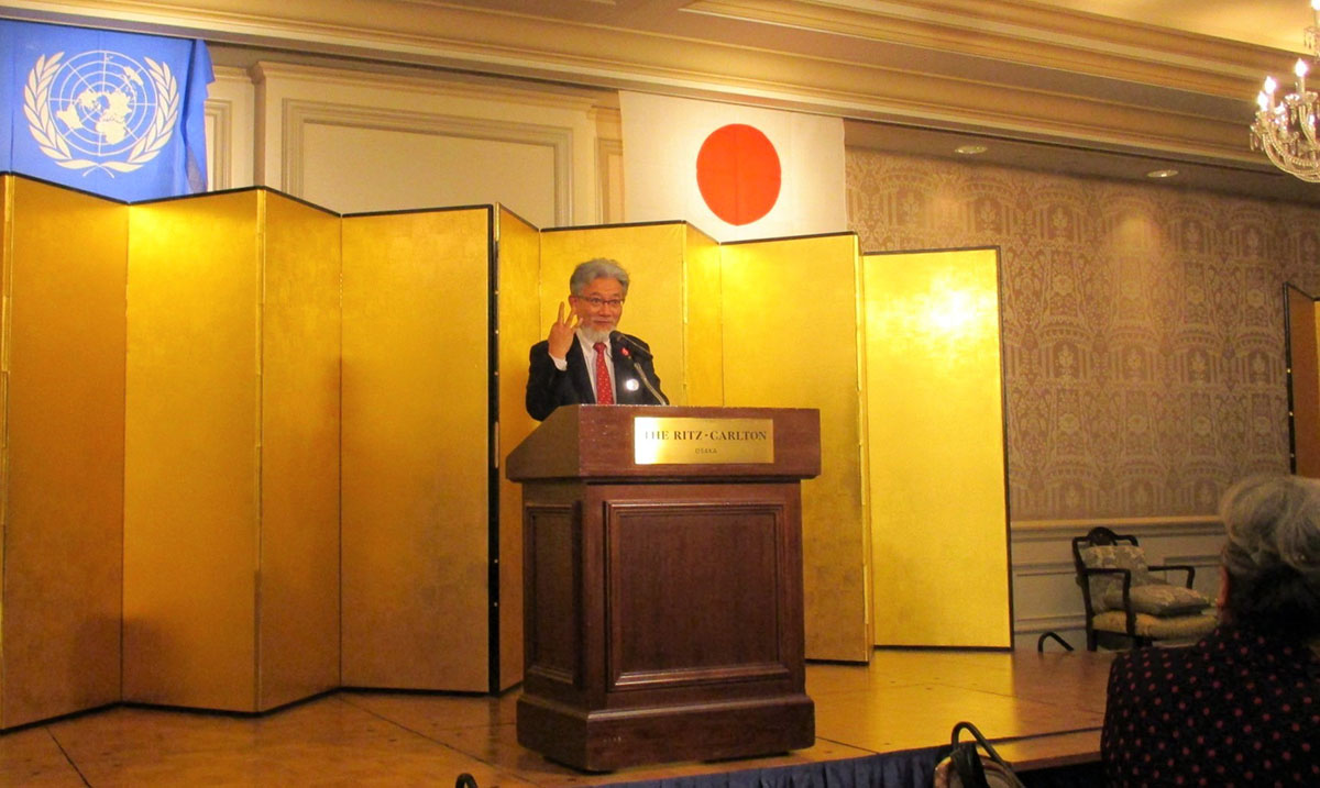  関西国連協会婦人部会新春の集いに関西国連協会理事長として挨拶する三宅善信代表 ）