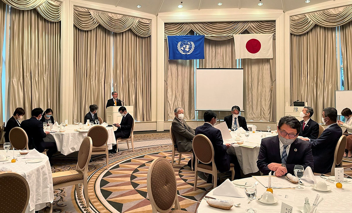 国連午餐会で理事長として挨拶する三宅善信代表