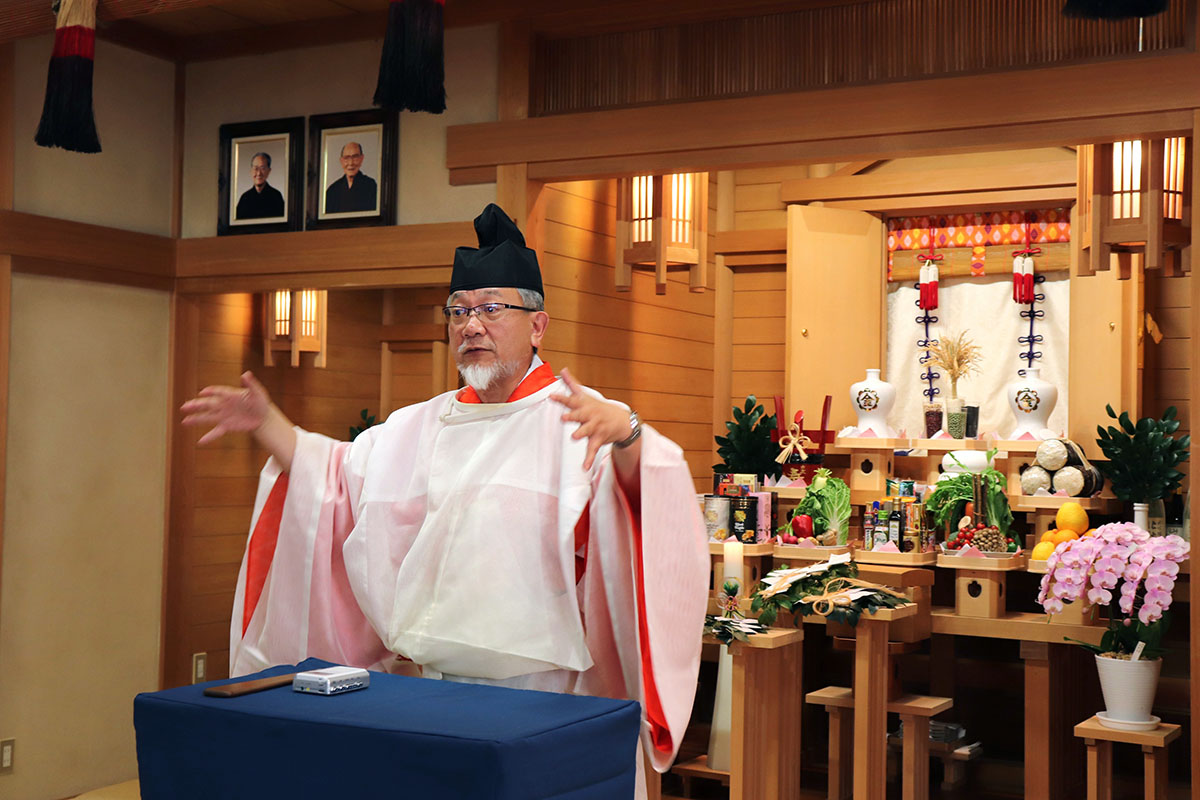  春日丘教会の大祭で教会長として教話をする三宅善信代表 