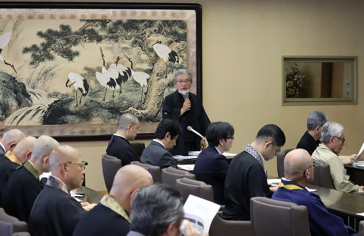  国際宗教同志会例会で質疑応答の進行役を務める三宅善信代表 ）