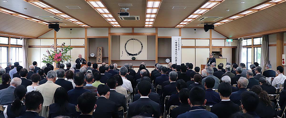  当番退任に当たって挨拶する西田多戈止師 ）