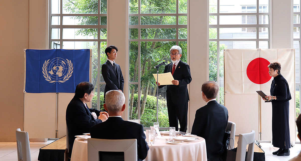  国連デーで関西国連協会理事長として優秀校の校長に表彰状を授与する三宅善信代表 