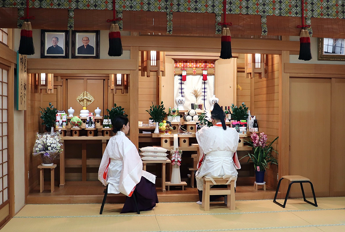  大祭で祭主として玉串を奉奠する三宅善信師 ）
