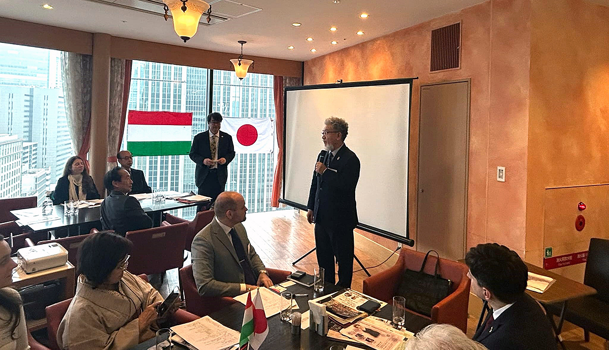 関西ハンガリー交流協会で挨拶する三宅善信関西国連協会理事長