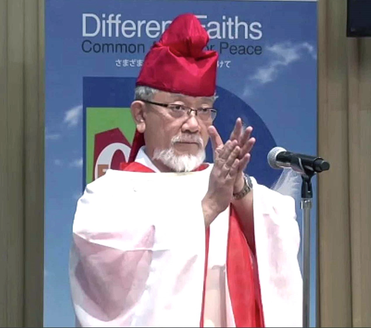  平和の祈りを行う三宅善信師 