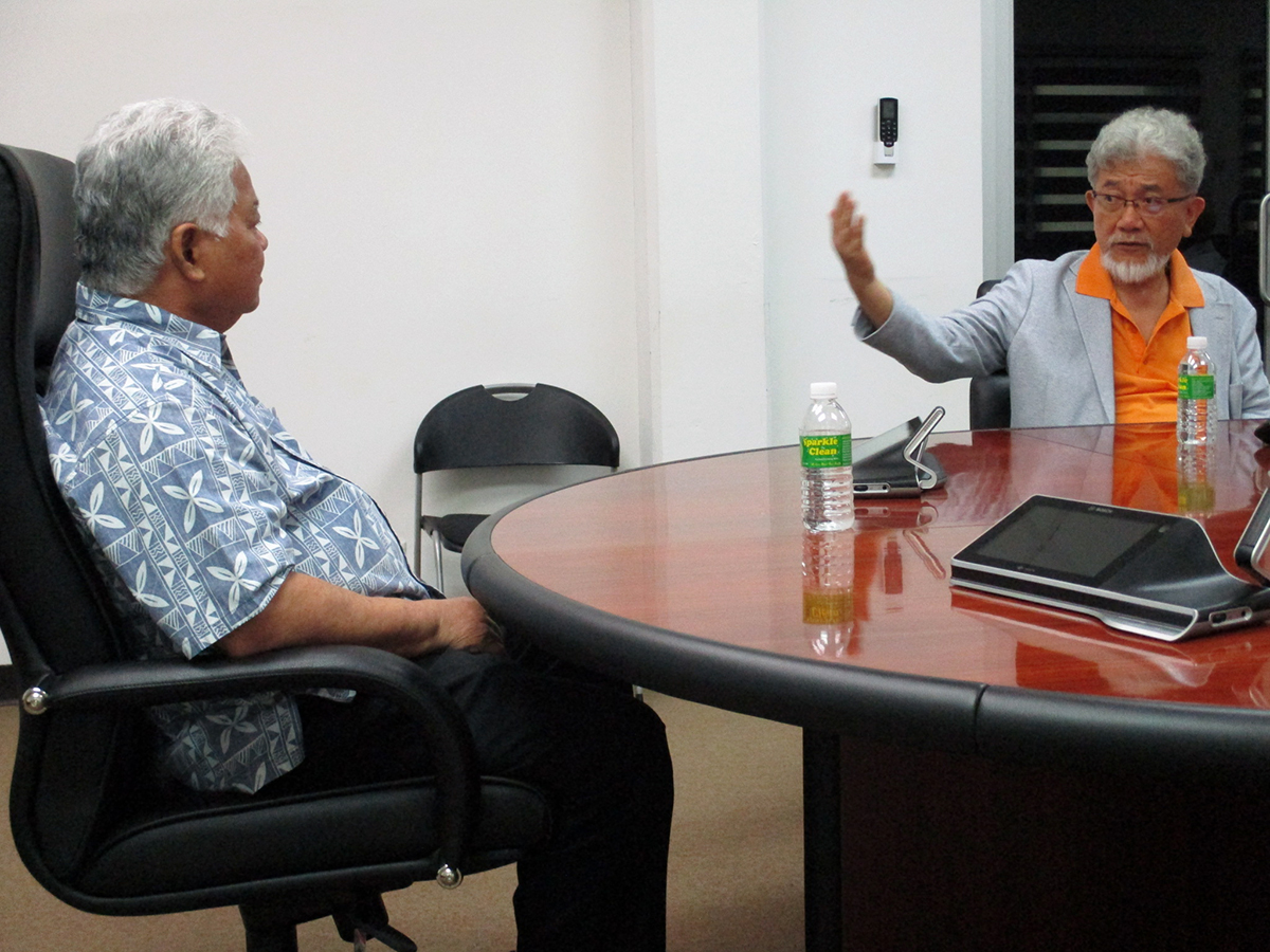  三宅善信師と会談したアーノルド・パラシオス北マリアナ諸島連邦知事はこの2週間後に急逝した 