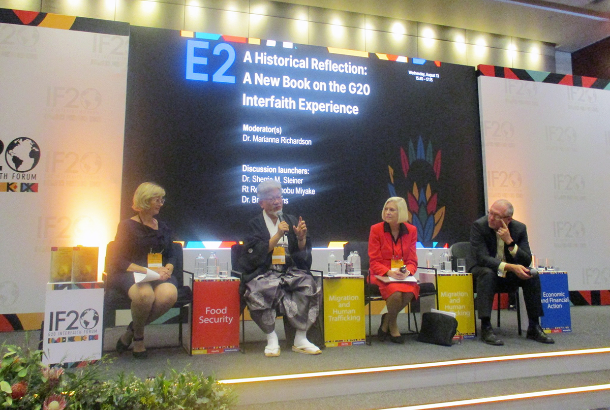 パネリストとして発言する三宅善信師