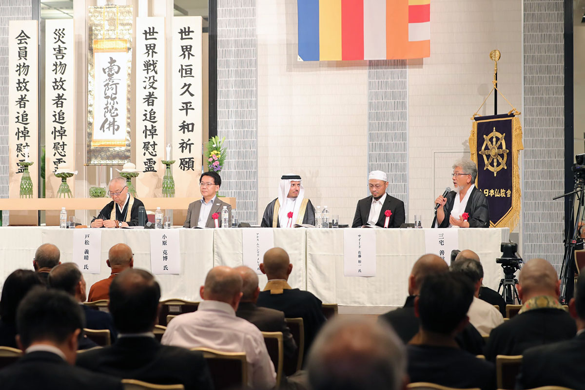  第47回全日本仏教徒会議大阪大会でパネリストを務める三宅善信師 