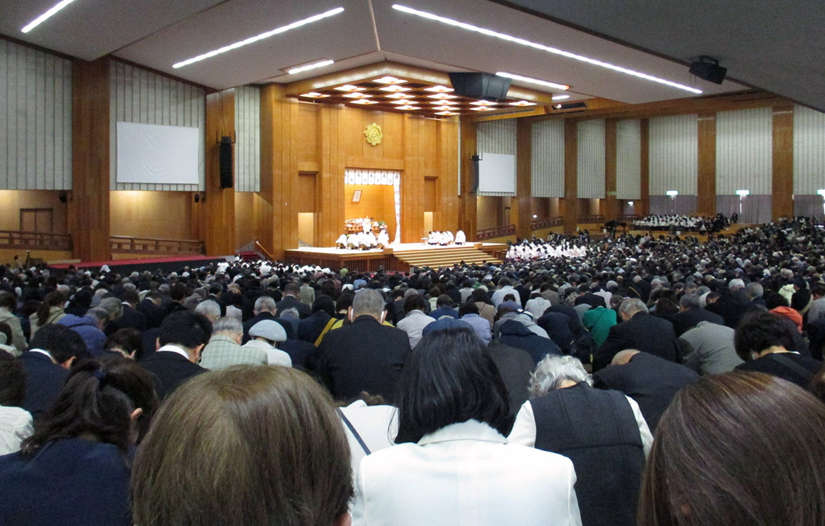 金光教本部で厳修された天地金乃神大祭と団体参拝者を率いる三宅善信師