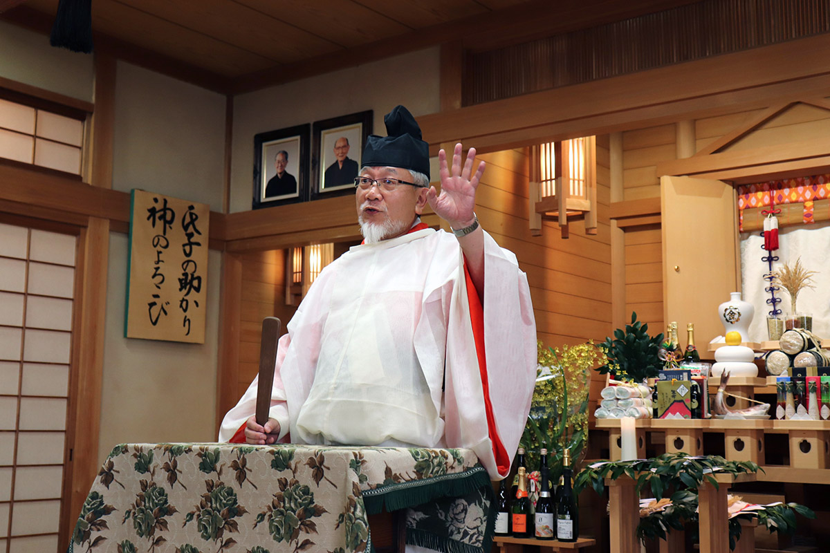 開教70年記念大祭で教話する三宅善信春日丘教会長