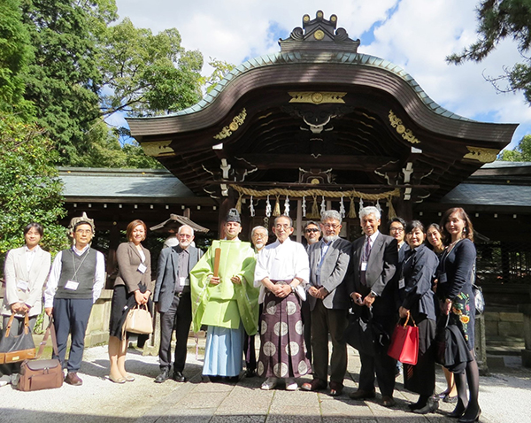 上御霊神社の境内で小栗栖元徳宮司と共に