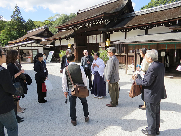 下鴨神社の境内で伊原佳直権禰宜から説明を受ける