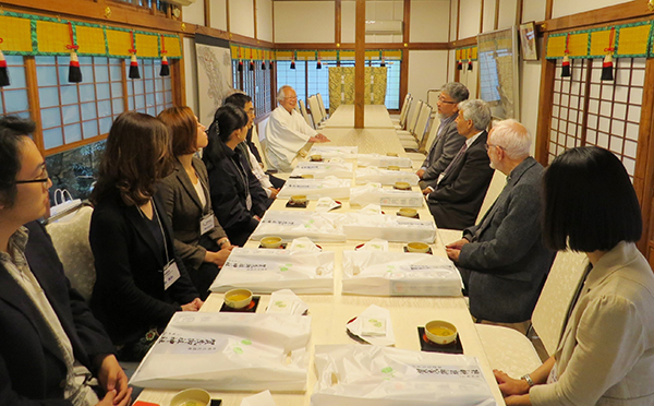 下鴨神社の社務所で新木直人宮司から歓待を受ける