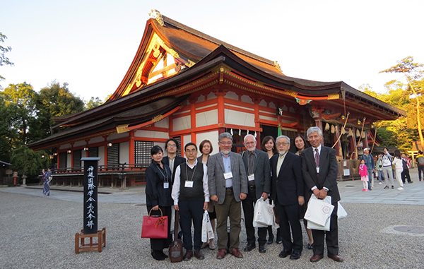 八坂神社の本殿を背景に記念撮影
