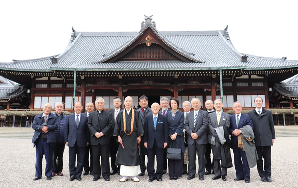 天理教教会本部を参拝したWCRP日本委員会の理事の面々