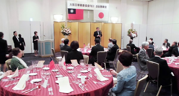 大阪日華親善協会の懇親会で乾杯の発声をする三宅善信代表