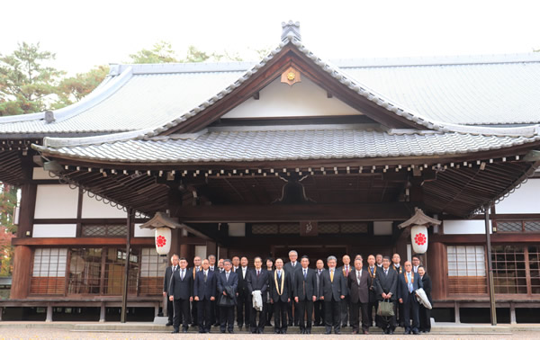 大本本部万祥殿に正式参拝した大阪府宗教連盟