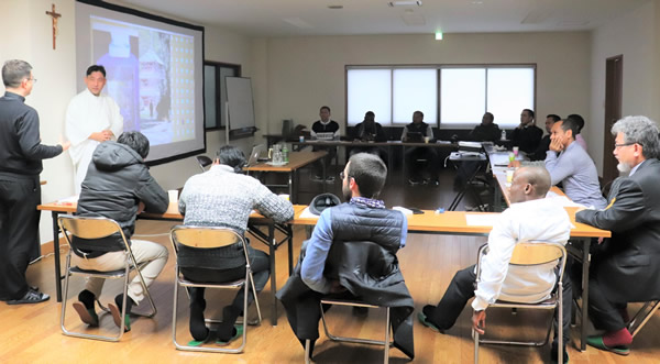 来日した外国人宣教師に神道のエッセンスについて語る上賀茂神社の乾光孝禰宜