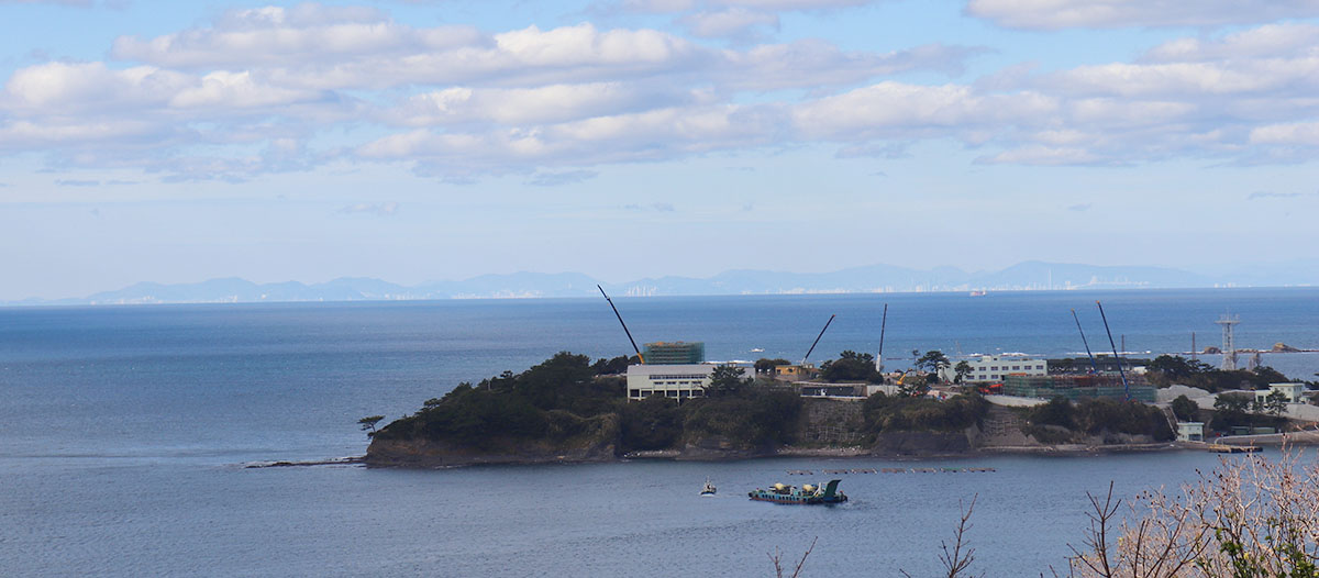 対馬海峡の対岸には韓国釜山市の高層ビル群が見える