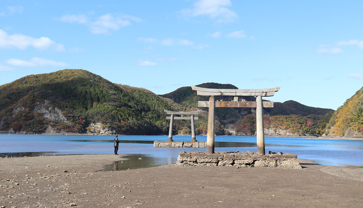 厳島神社と似た鳥居・社殿配置の和多都美神社