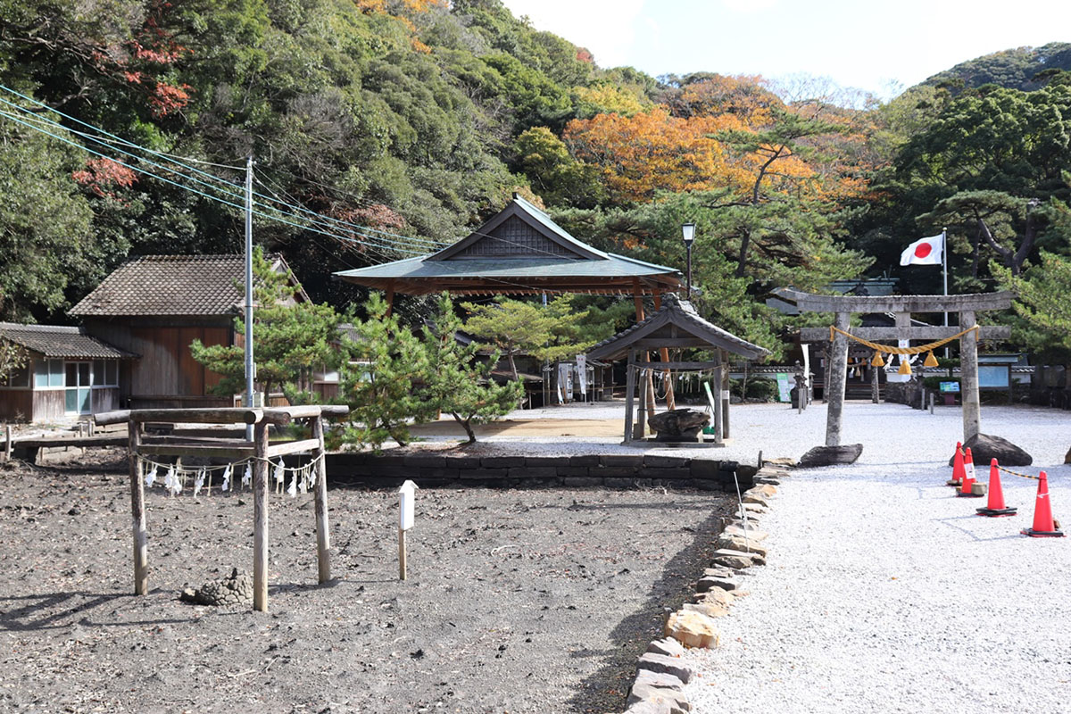 画面左の三本鳥居に下に「磯良恵比須」があり、満潮時にはこれが水没する