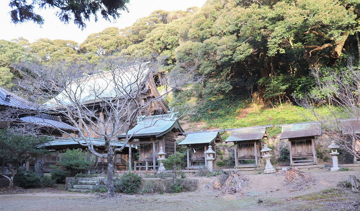 まるで西側の海を見張るように山頂に鎮座する海神神社の豪華な社殿