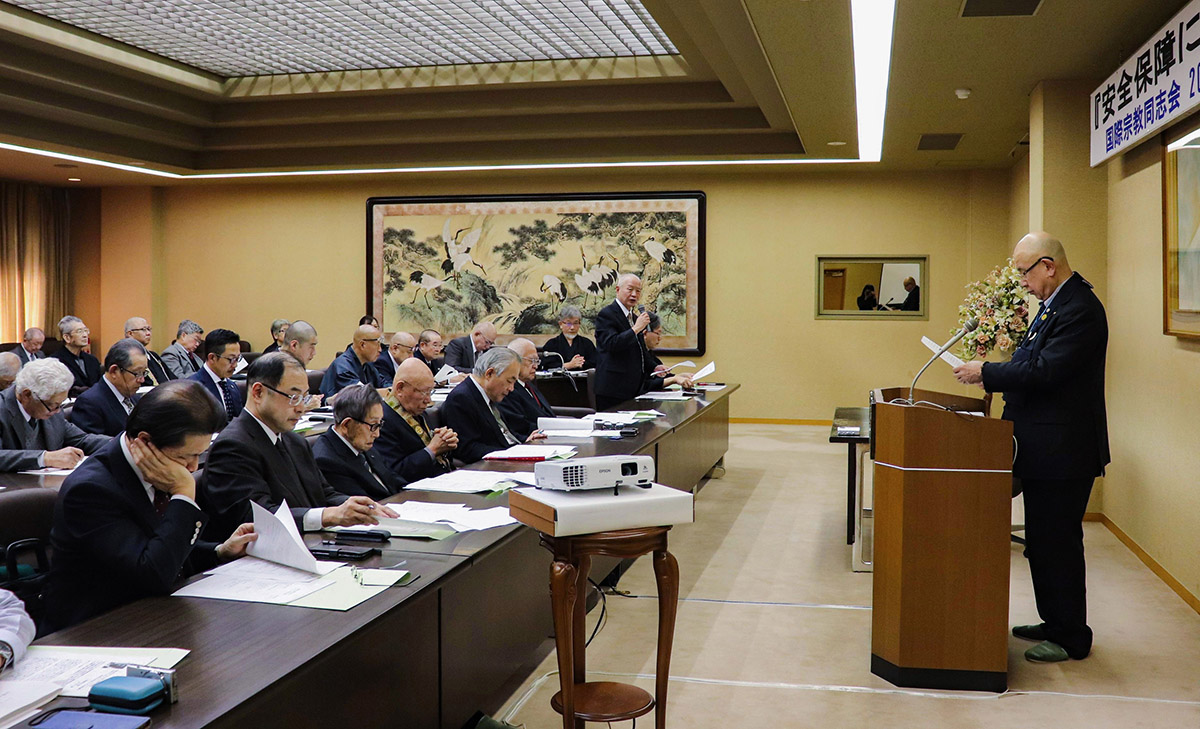 国際宗教同志会総会に当たり村山廣甫議長に監査報告を行う山田隆章監事