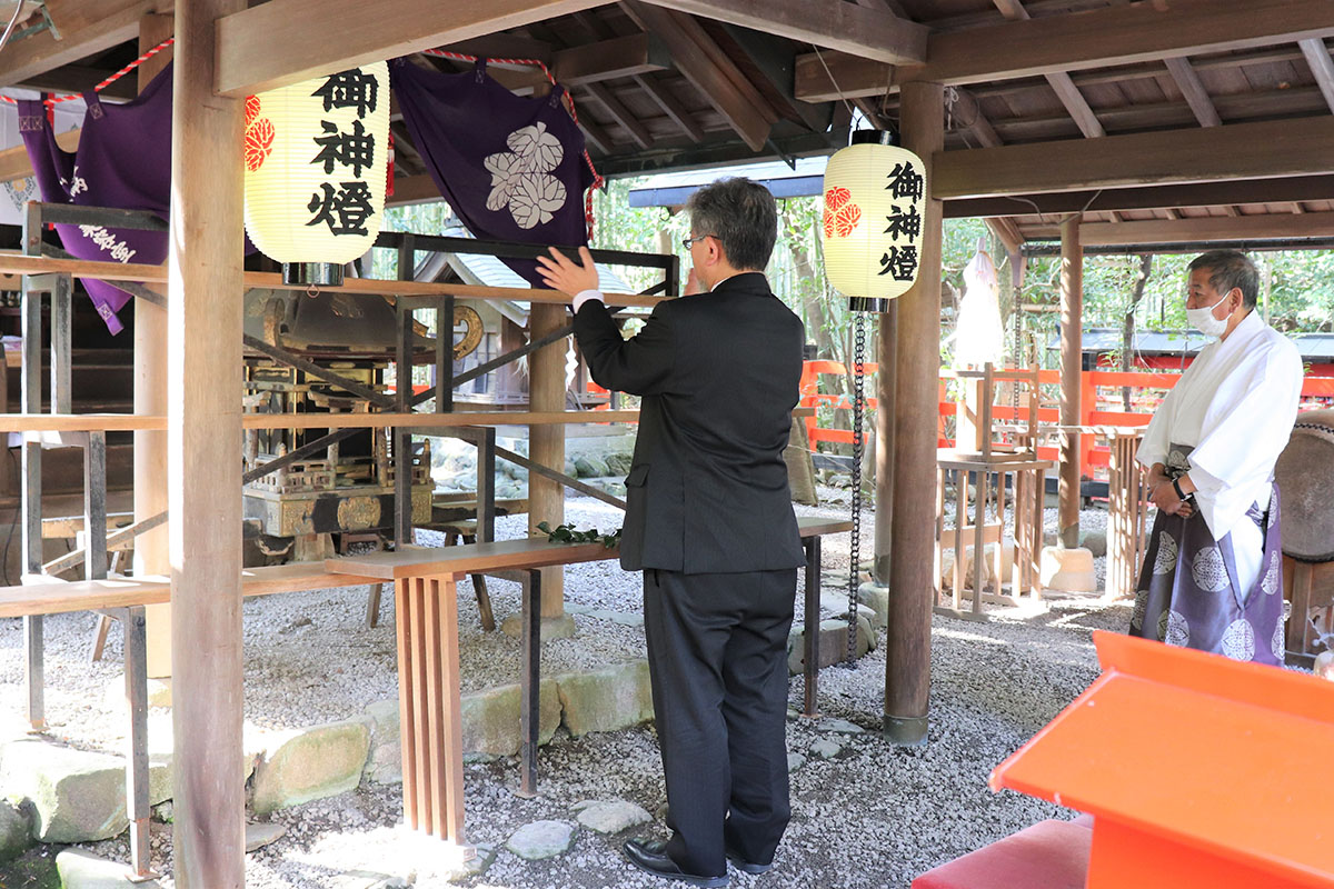 野宮神社に正式参拝する三宅善信代表