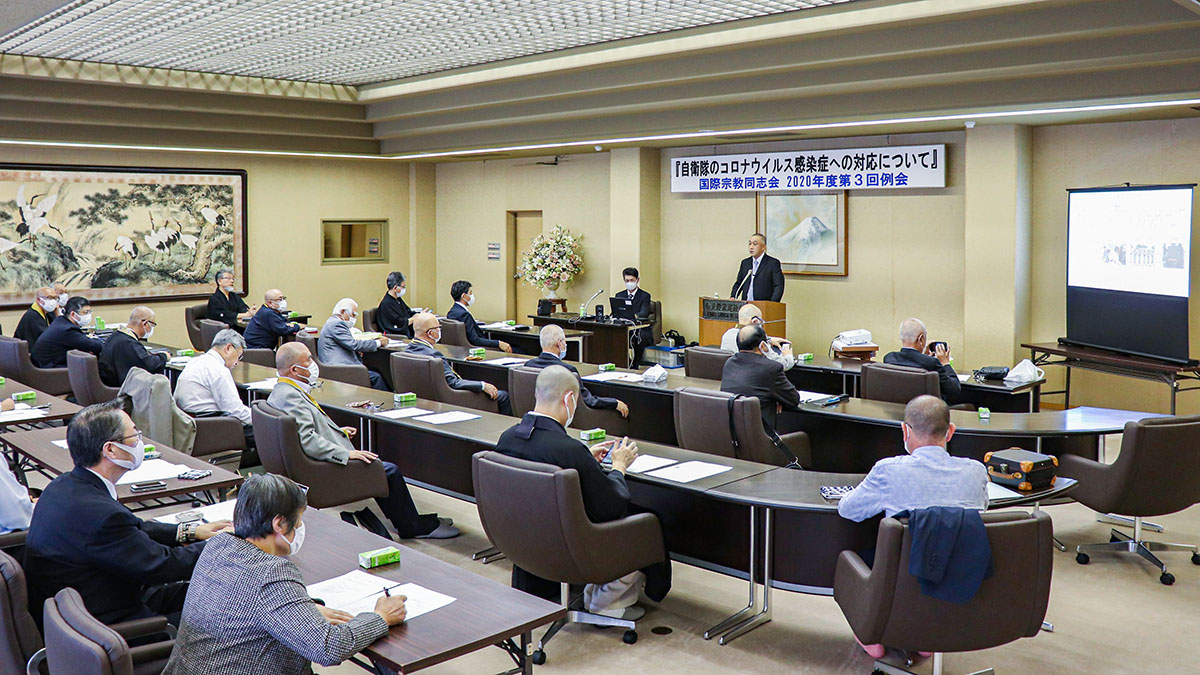 国際宗教同志会例会で講演する陸上自衛隊中部方面総監部幕僚副長の安井寛陸将補