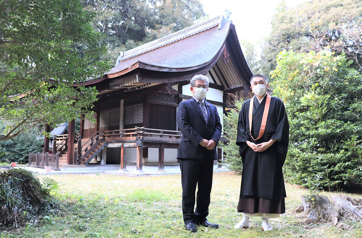 福家俊彦園城寺長吏に新羅善神堂の禁足地を案内される三宅善信神道国際学会理事長