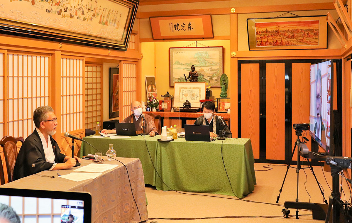 カメラに向かって基調講演をする三宅善信神道国際学会理事長