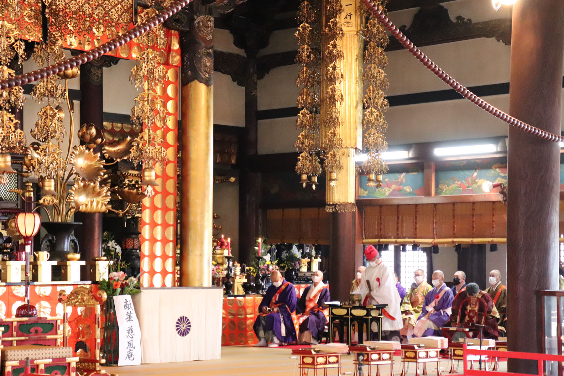 大念佛寺の万部法要で焼香を上げる三宅善信代表