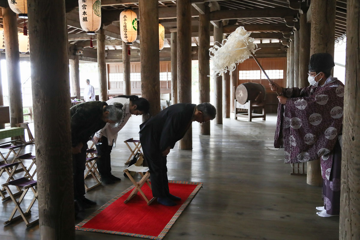 広峯神社に正式参拝、広峯神社拝殿前で幸田精久宮司と記念撮影