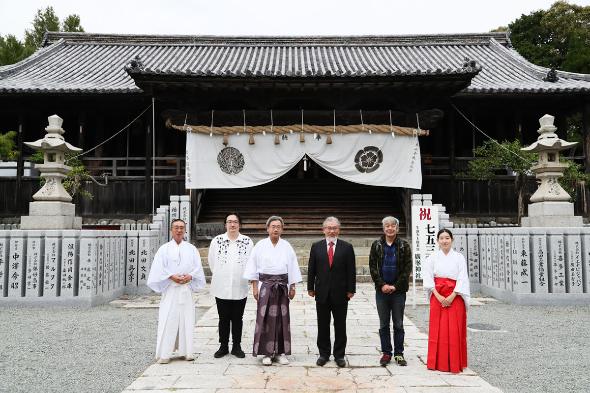 広峯神社に正式参拝、広峯神社拝殿前で幸田精久宮司と記念撮影