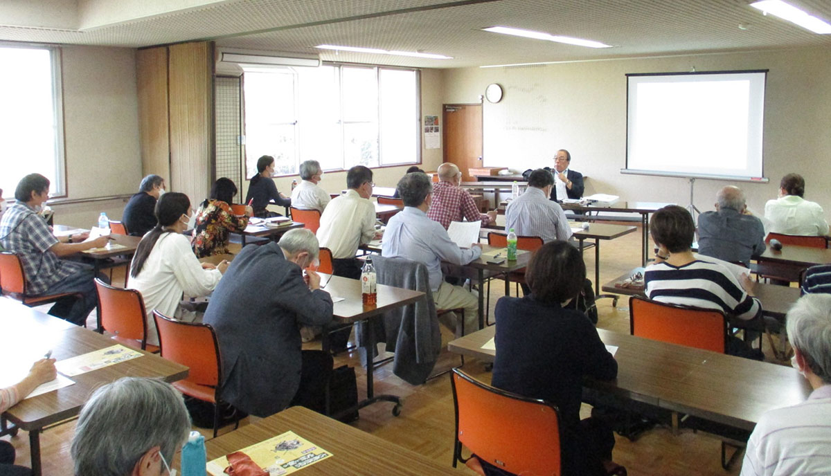 大阪天満宮で開催された高島幸次教授による記念講演、天神さんの古本まつりで書籍を選ぶ三宅善信代表