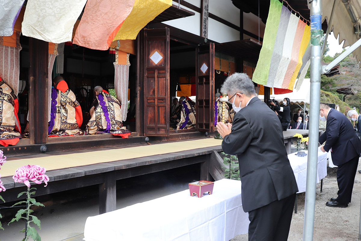 三井寺に参拝し、智証大師の遠忌法要で焼香する三宅善信代表