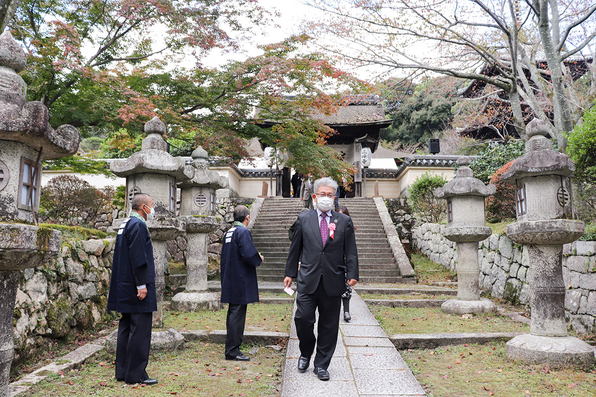 三井寺に参拝し、智証大師の遠忌法要で焼香する三宅善信代表