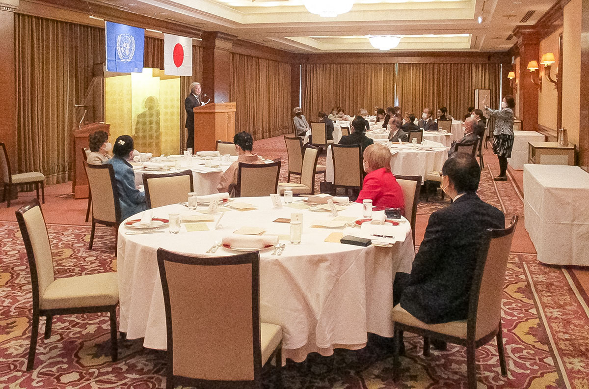 山本一樹フィンランド・ジャパン社長の講演に耳を傾ける関西国連協会会員たち