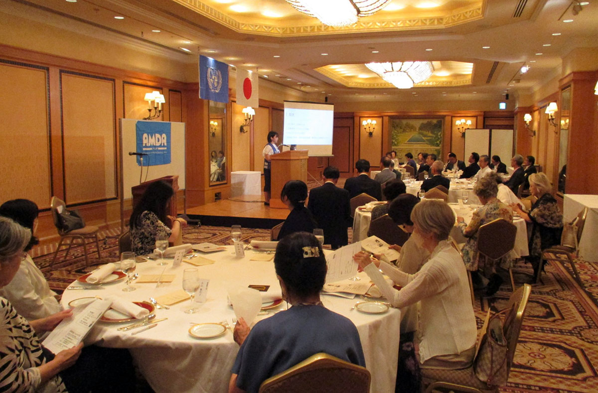 関西国連協会の第526回国連午餐会ではAMDAの長谷奈苗看護師がウクライナ支援活動についての講演を行った