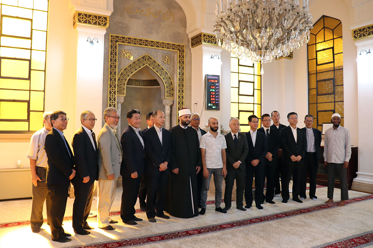 神戸モスクで記念撮影するWCRP理事とモスク関係者。ルーマニアにおけるWCRPのウクライナ支援について報告する三宅善信代表