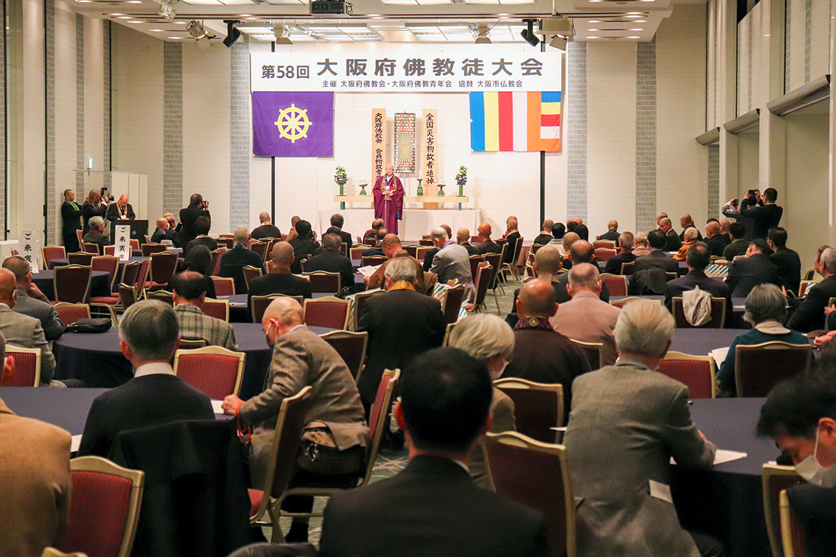 大阪府仏教会会長として挨拶する村山廣甫曹洞宗東光院住職
