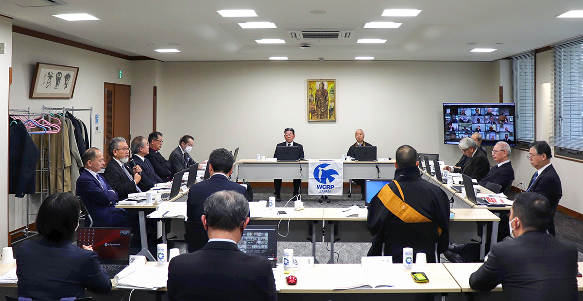 浄土宗宗務庁で開催されたWCRP日本委員会理事会で発言する三宅善信代表