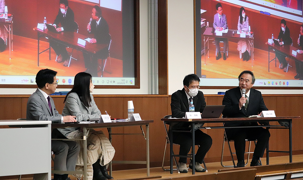 コルモス公開講演を受けて実施されたパネル討議の様子