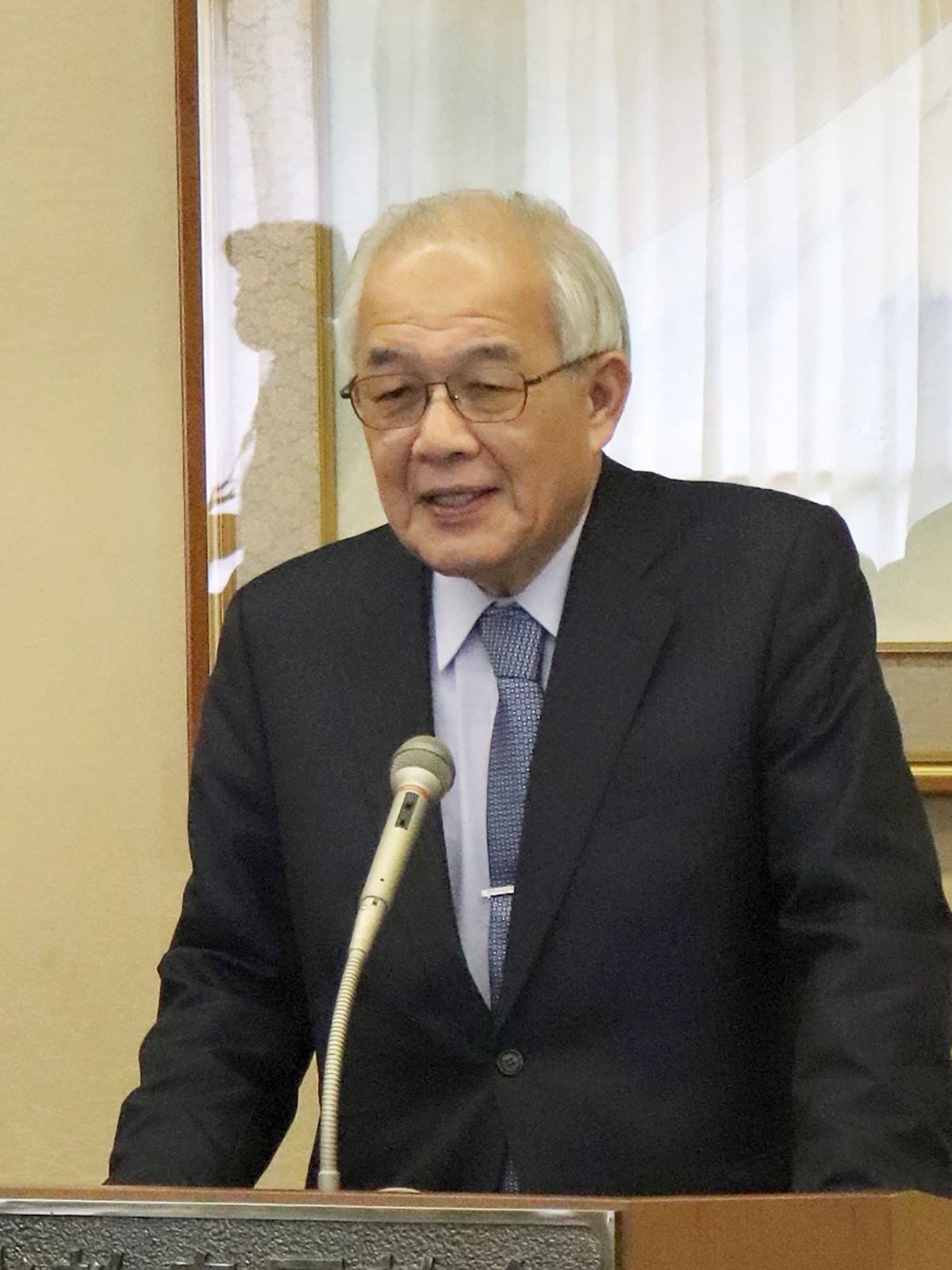 会長を退任する左藤一義師、会長に就任した宮本惠司師