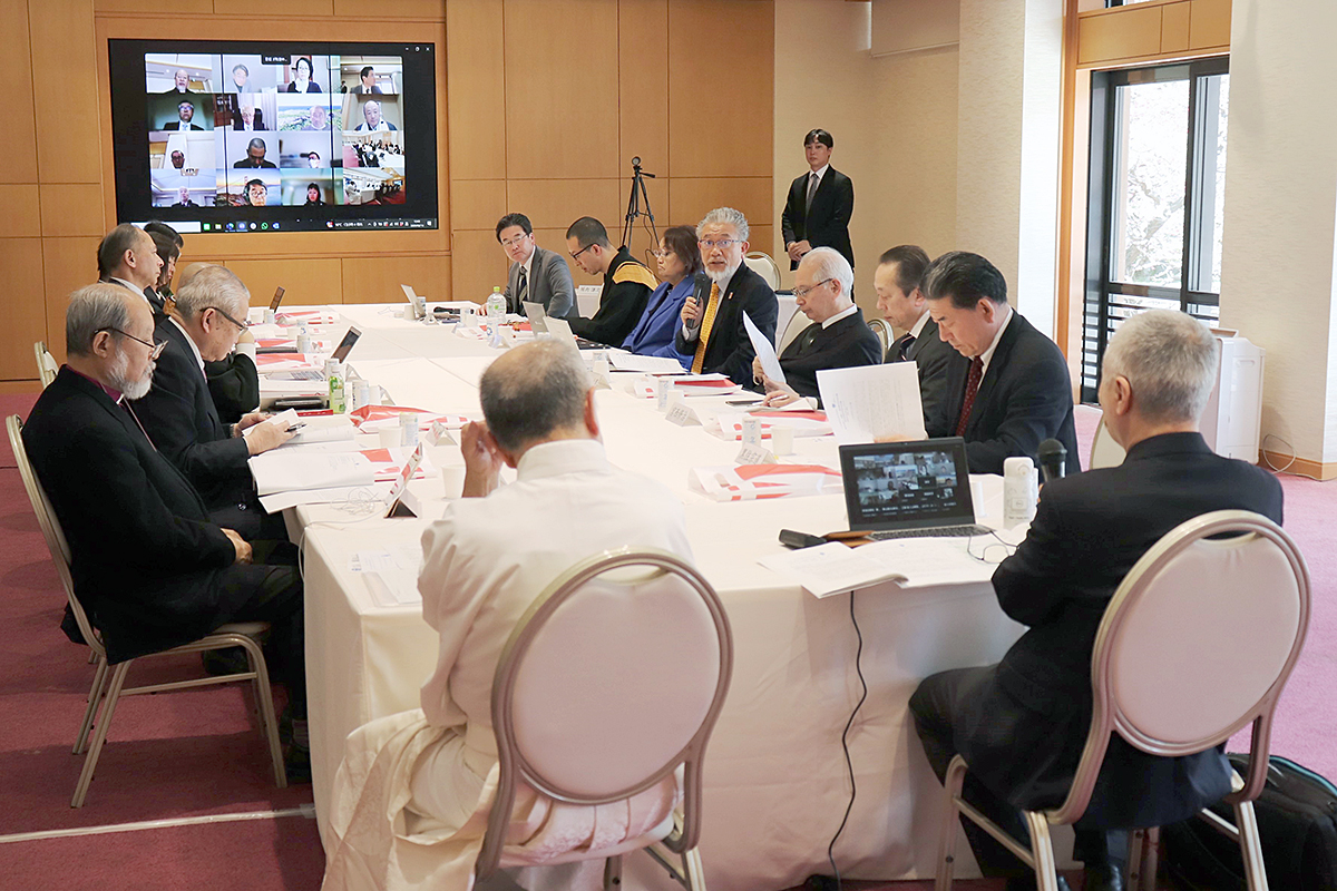 WCRP理事会で発言する三宅善信代表