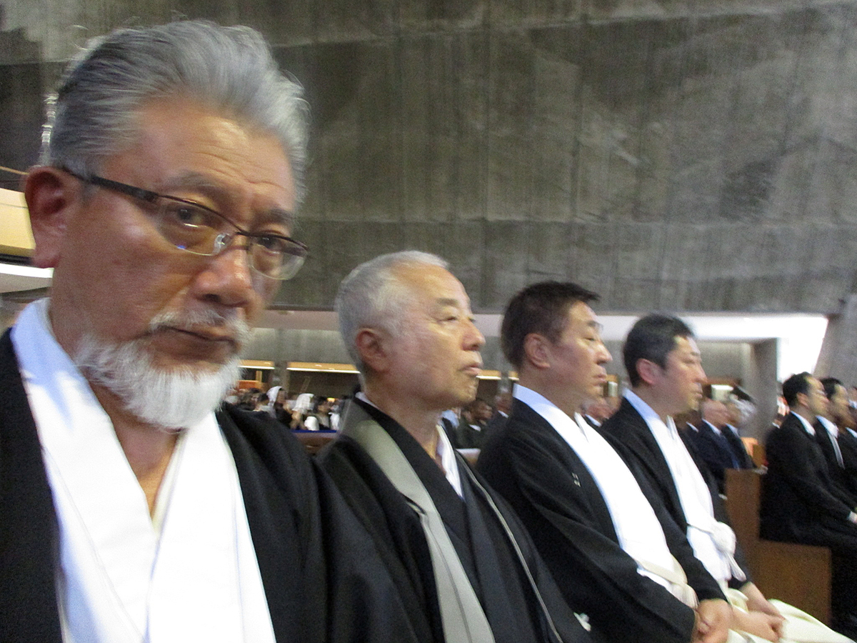 宗教界の代表らと共に参列する三宅善信師