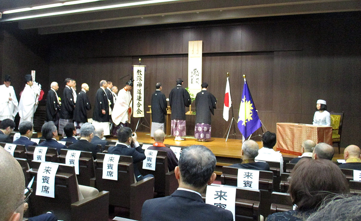 彬子女王殿下の臨席を仰ぎ開催された教派神道連合会130周年記念式典で玉串奉奠する柴田尋之實行教管長・芳村正徳神習教教主・金光浩道金光教教主