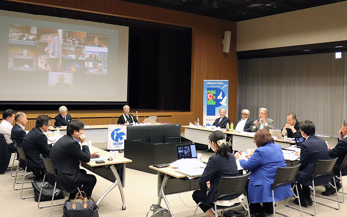 大本本部で開催されたWCRP日本委員会の理事会で発言する三宅善信代表