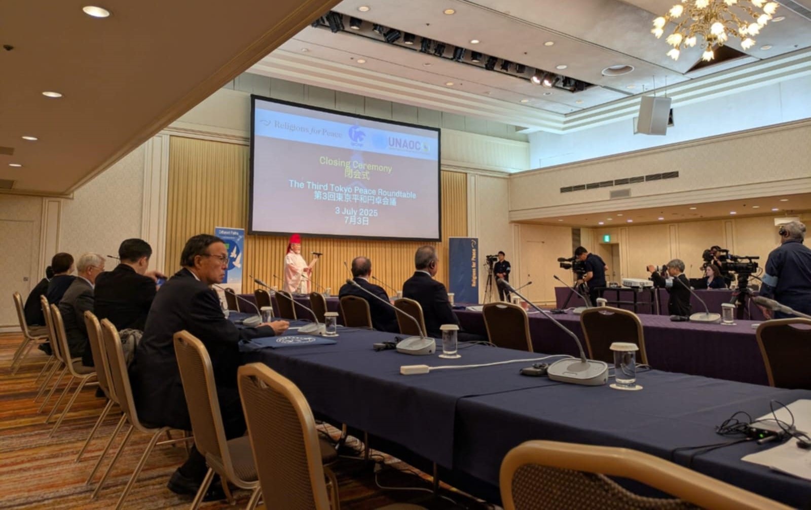 東京平和円卓会議閉会式で平和の祈りを行う三宅善信師 東京平和円卓会議閉会式で平和の祈りを行う三宅善信師